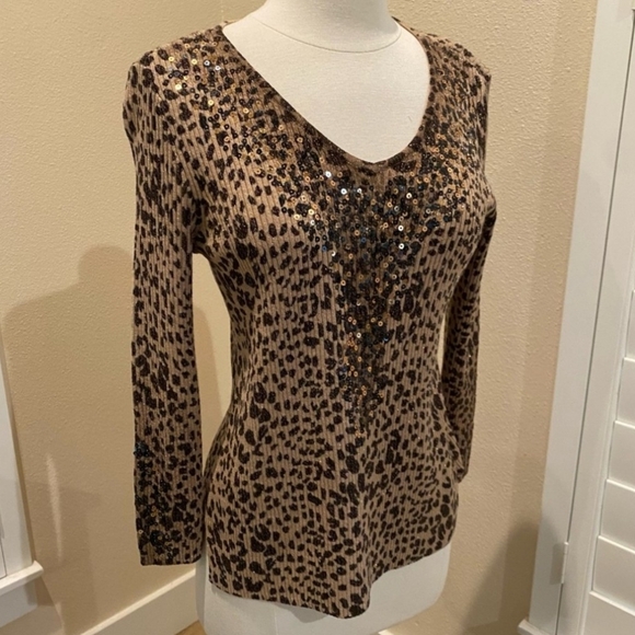 Chico's Size 0 (Size: XS) Leopard printed with Gold & Sequin Pullover Top NWT - Picture 5 of 16